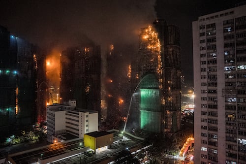 Alerta en Hong Kong: incendio masivo afecta complejo residencial y deja víctimas