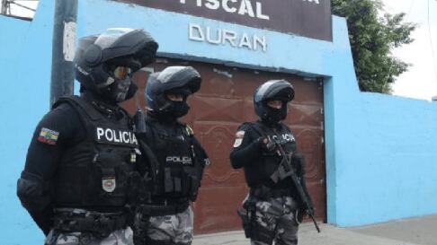 Control policial en colegios de Durán: esto encontraron en las mochilas de los estudiantes - Fuente: @Informatech_ec