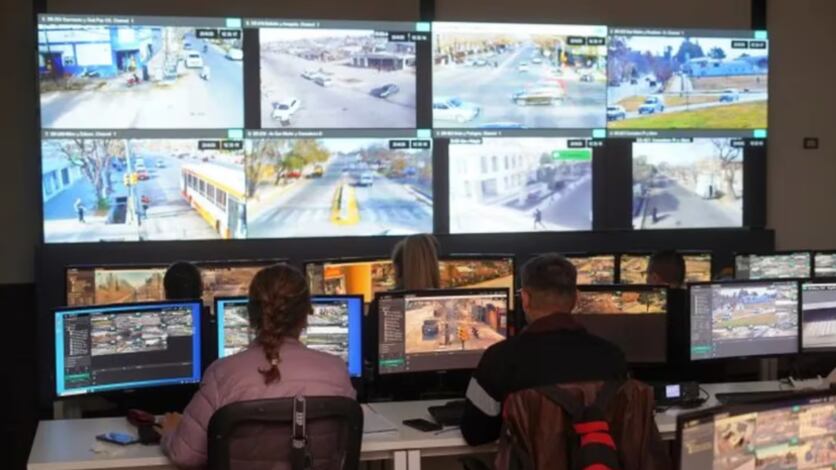 Llamó al 911 para denunciar el robo de su auto, pero estaba estacionado en su casa