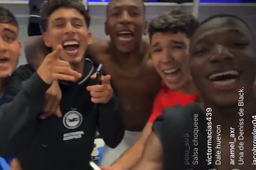 ¡A ritmo de Reggaetón! Moisés Caicedo, Estupiñán y Sarmiento cantaron a todo pulmón la clasificación a Europa League