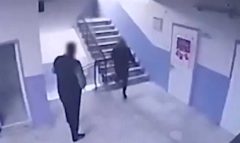 Cámara capta al director empujando a un niño autista en escuela de Turquía.
