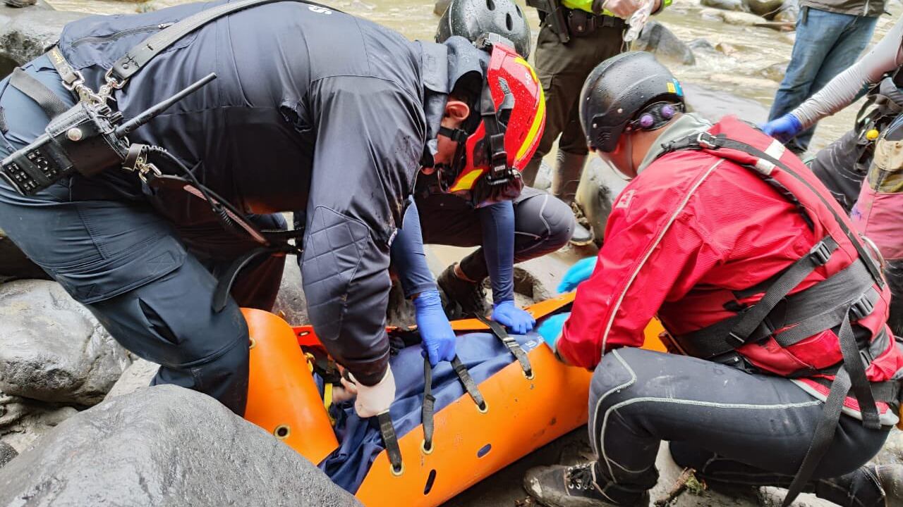 Rescatan cuerpo de mujer que cayó en el Pailón del Diablo
