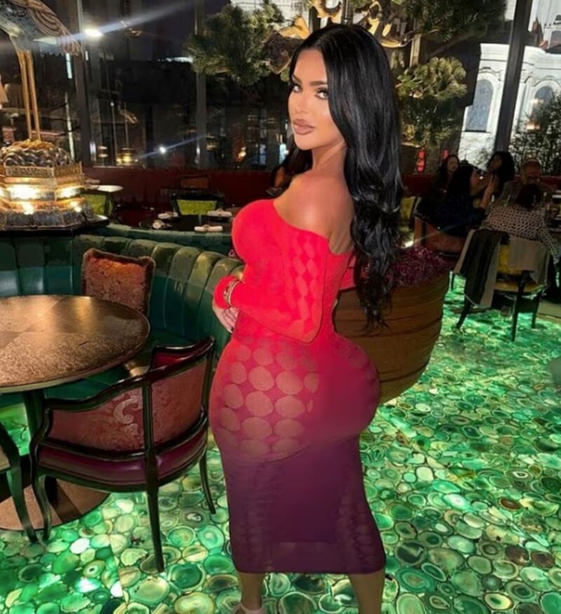 Reconocida influencer pierde la vida tras ser atropellada por un vehículo en las afueras de una discoteca.