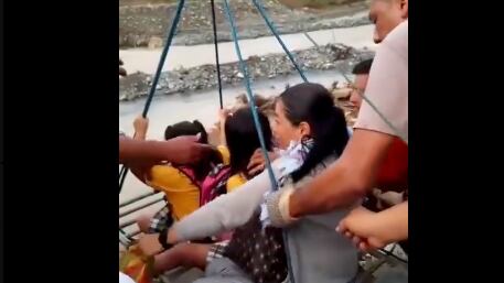 Niños pasan en tarabita para ir a estudiar en Bolívar