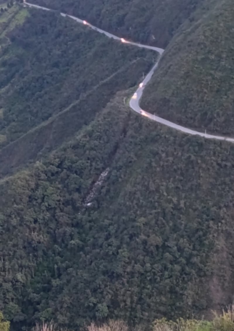 Camión de carga pesada se precipitó por un abismo en Panza Redonda, Pallatanga; dos personas fallecieron.