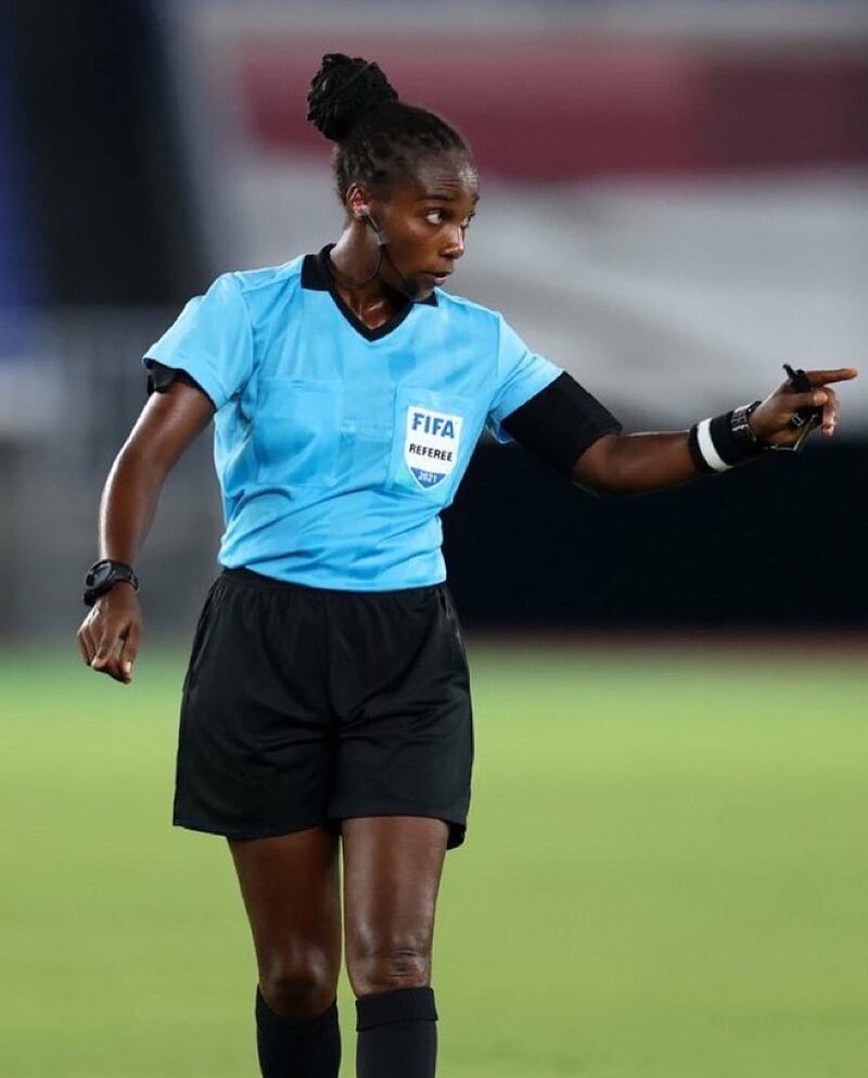 Salima Mukansanga, árbitro internacional de la FIFA desde 2012.  Se convirtió en la primera mujer en arbitrar en la Copa Africana de Naciones