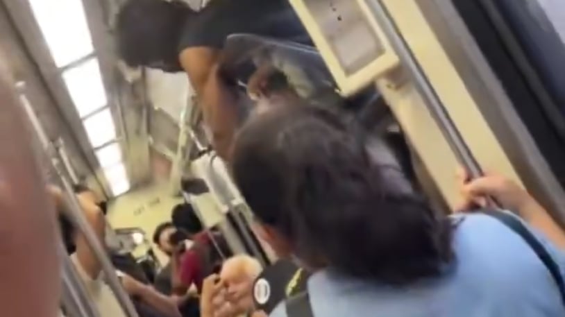 Falleció al impactar contra muro mientras viajaba colgado en la ventana de un tren - Video de X