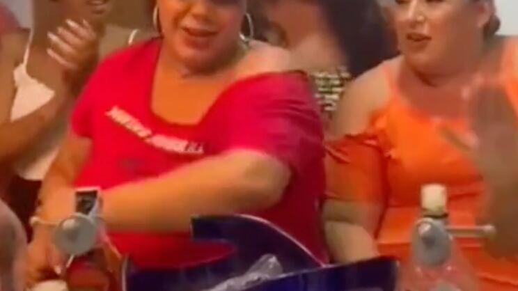 Gitanas bailan y cantan con botellas de alcohol con alarmas