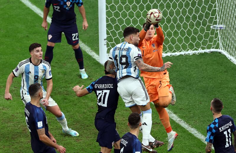 Lusail (Qatar), 13/12/2022.- Dominik Livakovic of Croatia (2R) makes a save during the FIFA World Cup 2022 semi final between Argentina and Croatia at Lusail Stadium in Lusail, Qatar, 13 December 2022. (Mundial de Fútbol, Croacia, Estados Unidos, Catar) EFE/EPA/Tolga Bozoglu