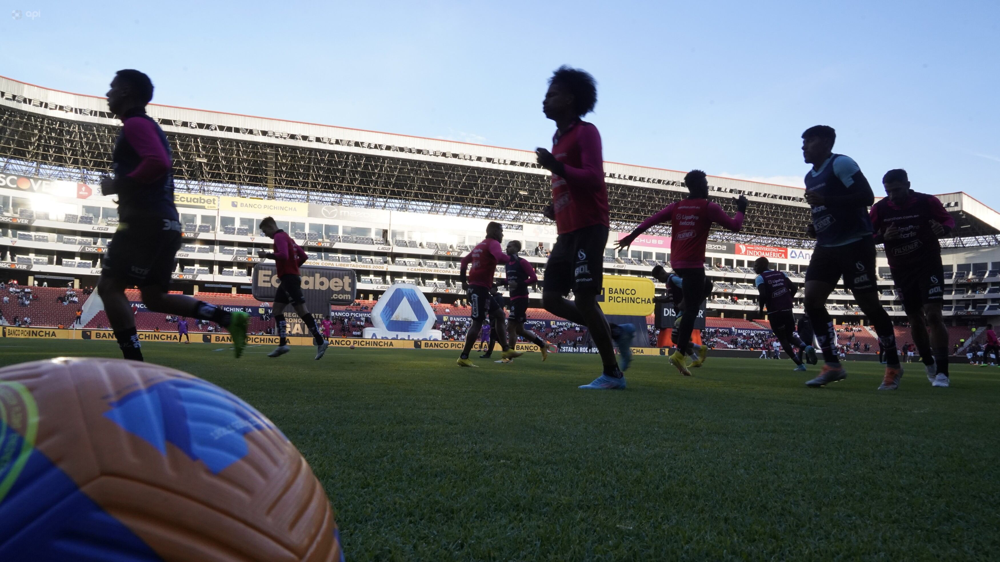 Jugadores realizan una 'entrada en calor' antes de un duelo entre Liga e Independiente. API/ DANIEL MOLINEROS