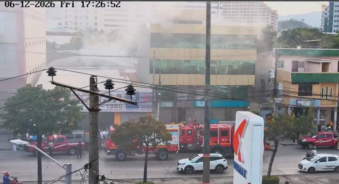 Seis personas atrapadas en gran incendio en edificio de la avenida Juan Tanca Marengo, norte de Guayaquil
