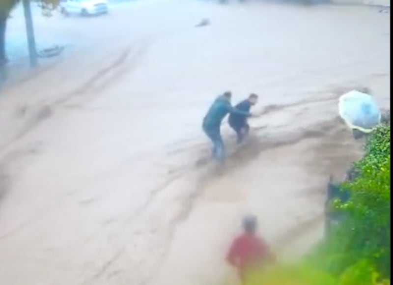 Las estudiantes fueron evacuadas segundos antes del derrumbe causado por las inundaciones en Irak.