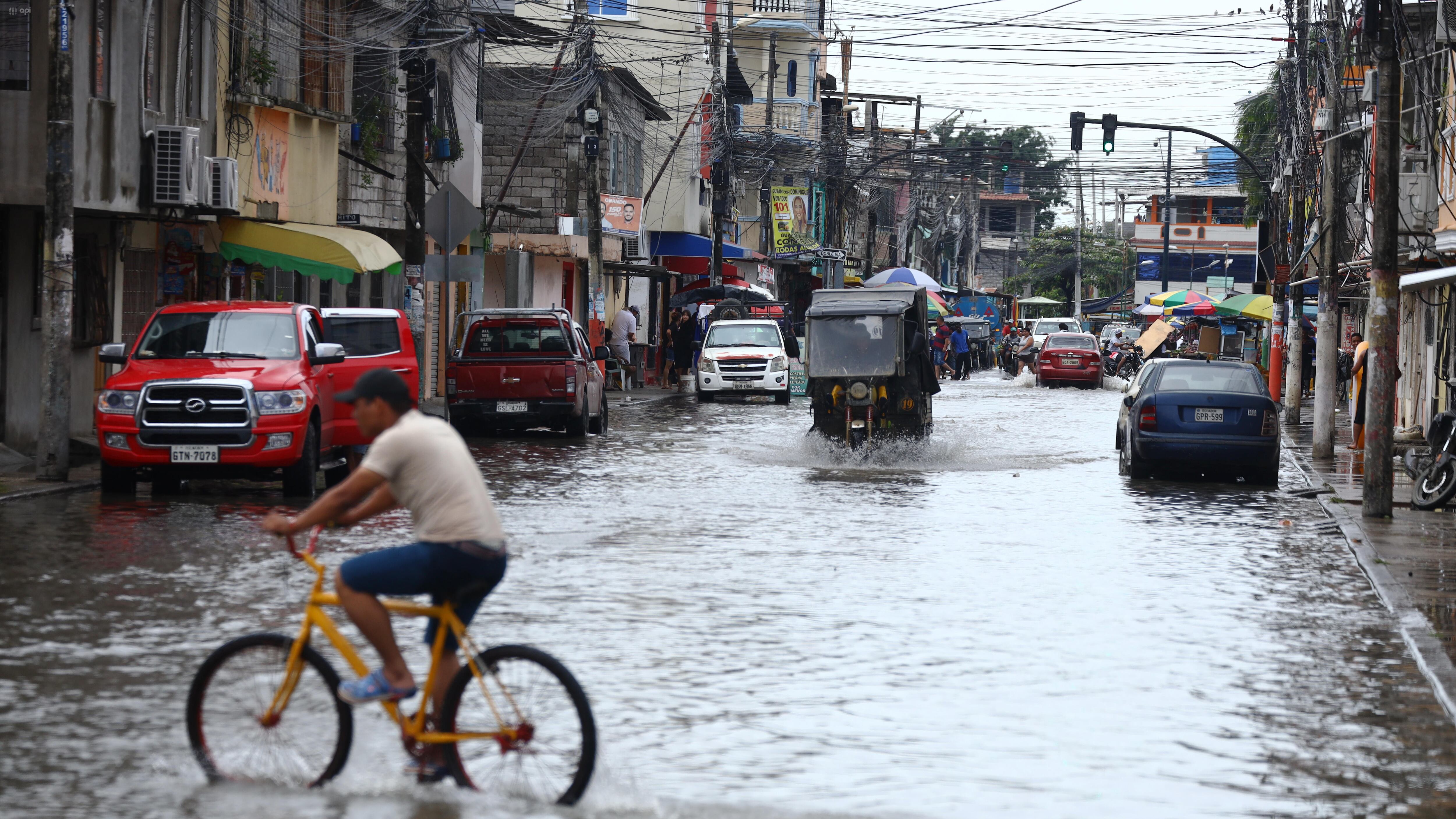 Durán, martes 21 de febrero del 2023 Nuevamente varios sectores de la ciudadela El Recreo del cantón Durán, quedaron anegadas, luego de la intensa lluvia