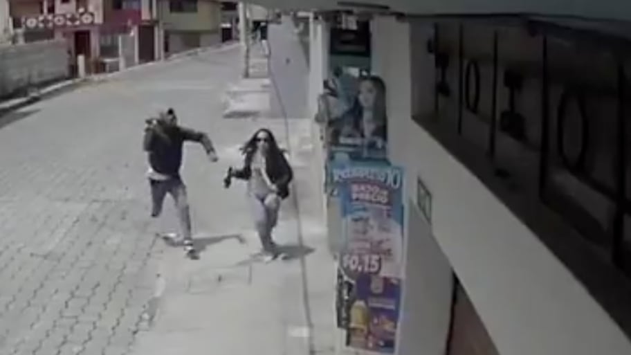 VIDEO: con cuchillo en mano sujeto asaltó a dos mujeres en el Balcón del Valle, en Quito