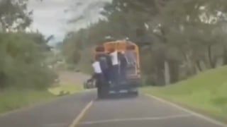 Pasajeros se lanzan de un autobús en movimiento tras quedarse sin frenos - Fuente: Video de X