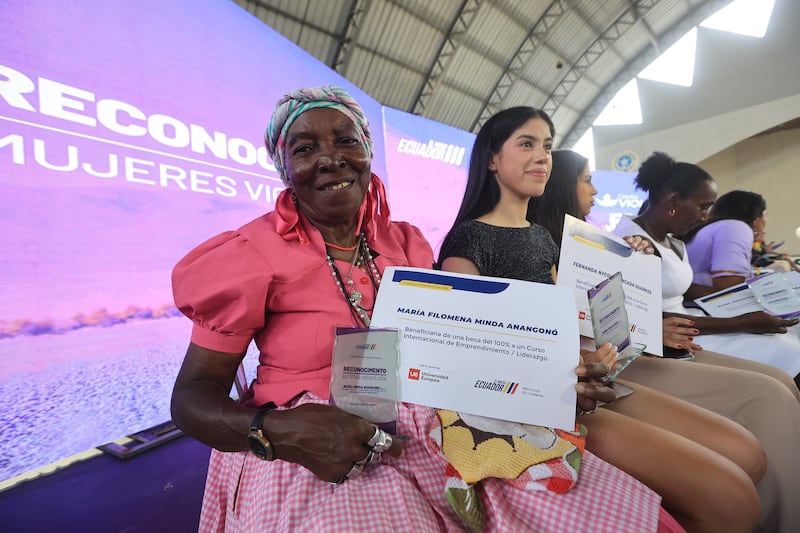 Presidente Daniel Noboa ha entregado
cerca de USD 6.500 millones en créditos
que impulsan el emprendimiento y la
productividad de las mujeres en Ecuador