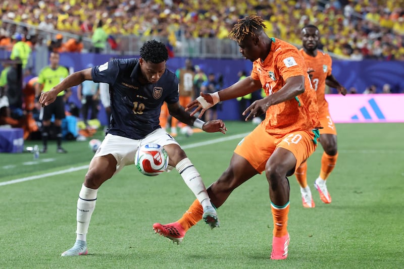 GR1135. FILADELFIA (ESTADOS UNIDOS), 14/06/2026.- Emmanuel Agbadou (d) de Costa de Marfil disputa el balón con Gonzalo Plata de Ecuador este domingo, durante un partido del grupo E del Mundial de la FIFA 2026 entre Costa de Marfil y Ecuador en el estadio Lincoln Financial Field en Filadelfia (Estados Unidos). EFE/ Sebastiao Moreira