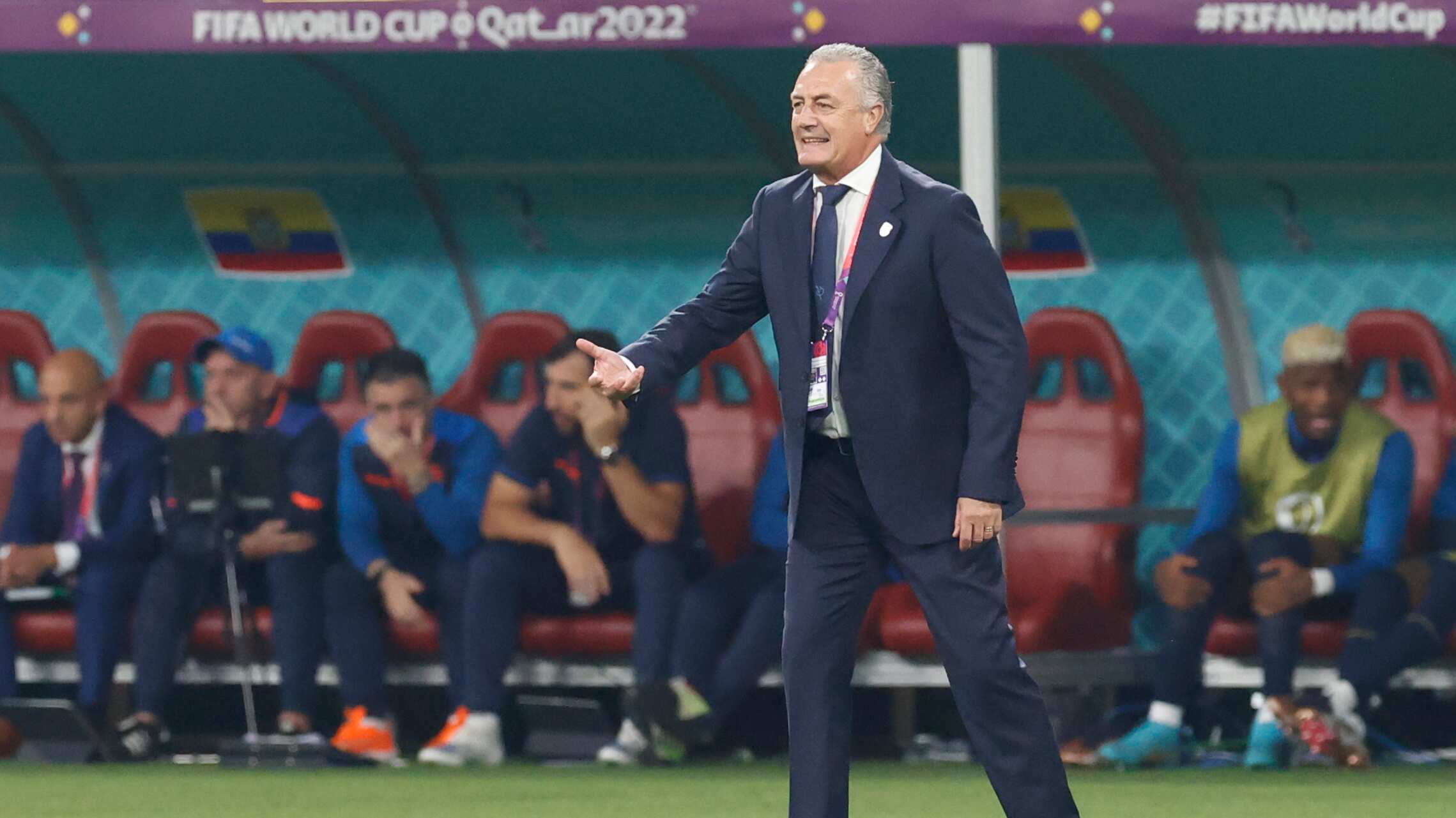 El seleccionador de Ecuador Gustavo Alfaro dirige hoy, en un partido de la fase de grupos del Mundial de Fútbol Qatar 2022 entre Ecuador y Senegal en el estadio Internacional Jalifa en Doha.