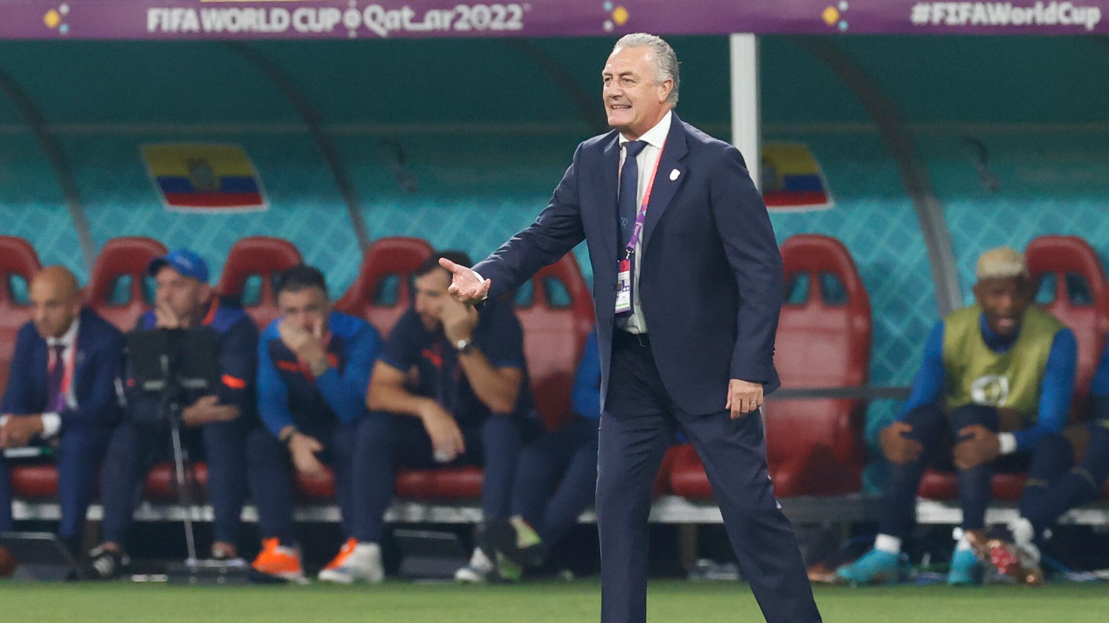 El seleccionador de Ecuador Gustavo Alfaro dirige hoy, en un partido de la fase de grupos del Mundial de Fútbol Qatar 2022 entre Ecuador y Senegal en el estadio Internacional Jalifa en Doha.