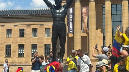 Los ecuatorianos junto a la estatua del personaje de Rocky Balboa unas horas antes del debut frente a Costa de Marfil.