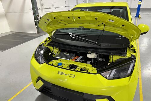 No solo sería TikTok: Estados Unidos estaría a punto de prohibir a los autos chinos