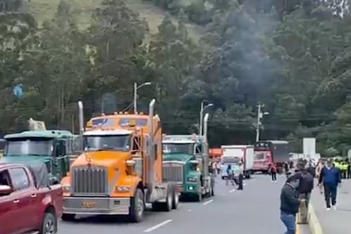 En contra del arancel del 30 % transportistas bloquean el puente de Rumichaca