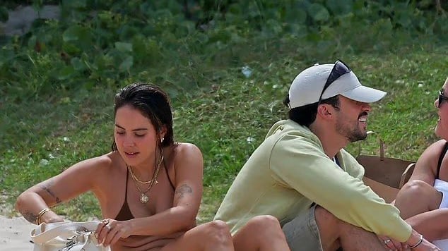 Las imágenes de Bad Bunny junto a Gabriela Berlingeri en una playa de Sídney