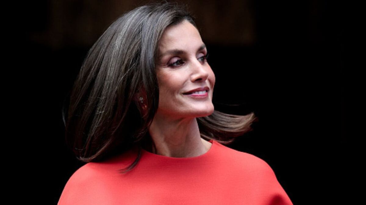 Reina Letizia revive el “barbiecore” y la prensa mundial se rinde ante ella por sus looks: “Elegante y cautivadora”