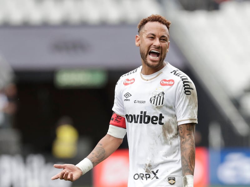 Neymar reacciona en un partido del Santos contra el Coritiba correspondiente a la jornada 16 del Campeonato Brasileño, en el estadio Neo Química Arena, en Sao Paulo (Brasil). EFE/Sebastiao Moreira
