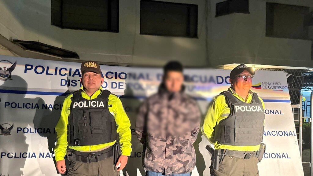 Sujeto fue detenido por presunto robo de celular en Quitumbe. Imagen: Policía Nacional