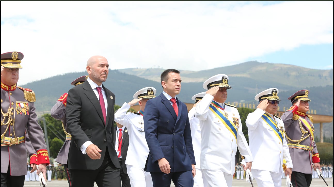Presidente Noboa ordena el retiro de cinco altos oficiales de las Fuerzas Armadas