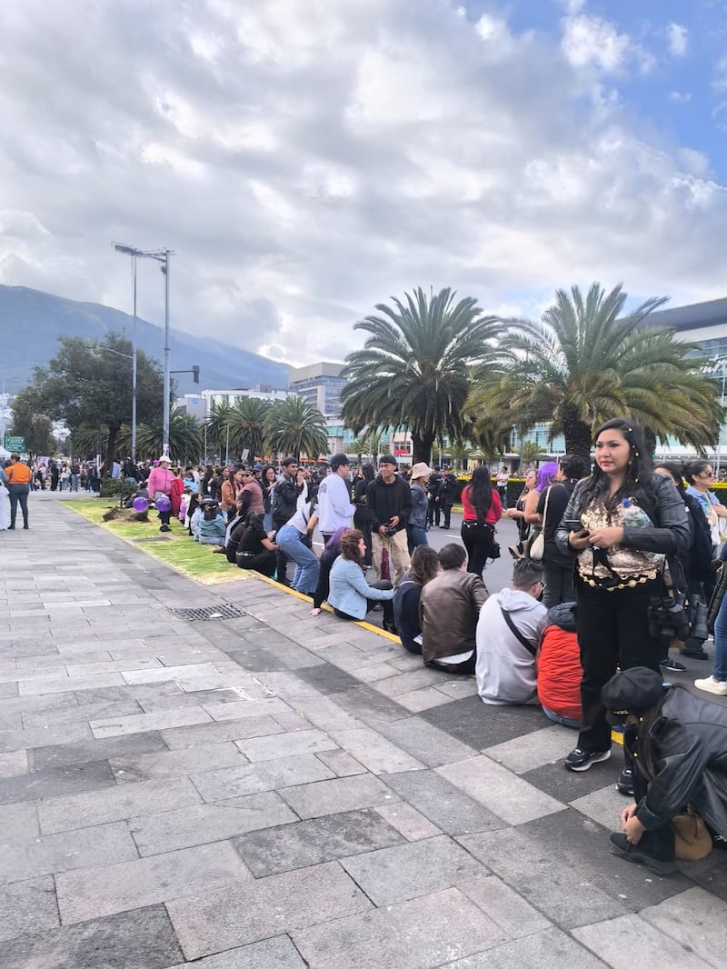 Largas filas para Shakira en Quito: la primera persona estuvo desde las 09h30. Foto: Sandra Zambrano (Metro Ecuador)