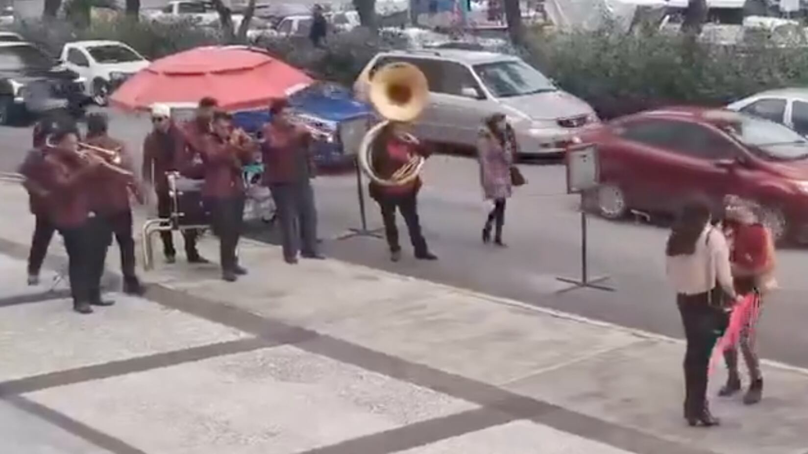 ¡Con banda y todo!: Mujer celebra a lo grande su divorcio frente al tribunal - Video de X