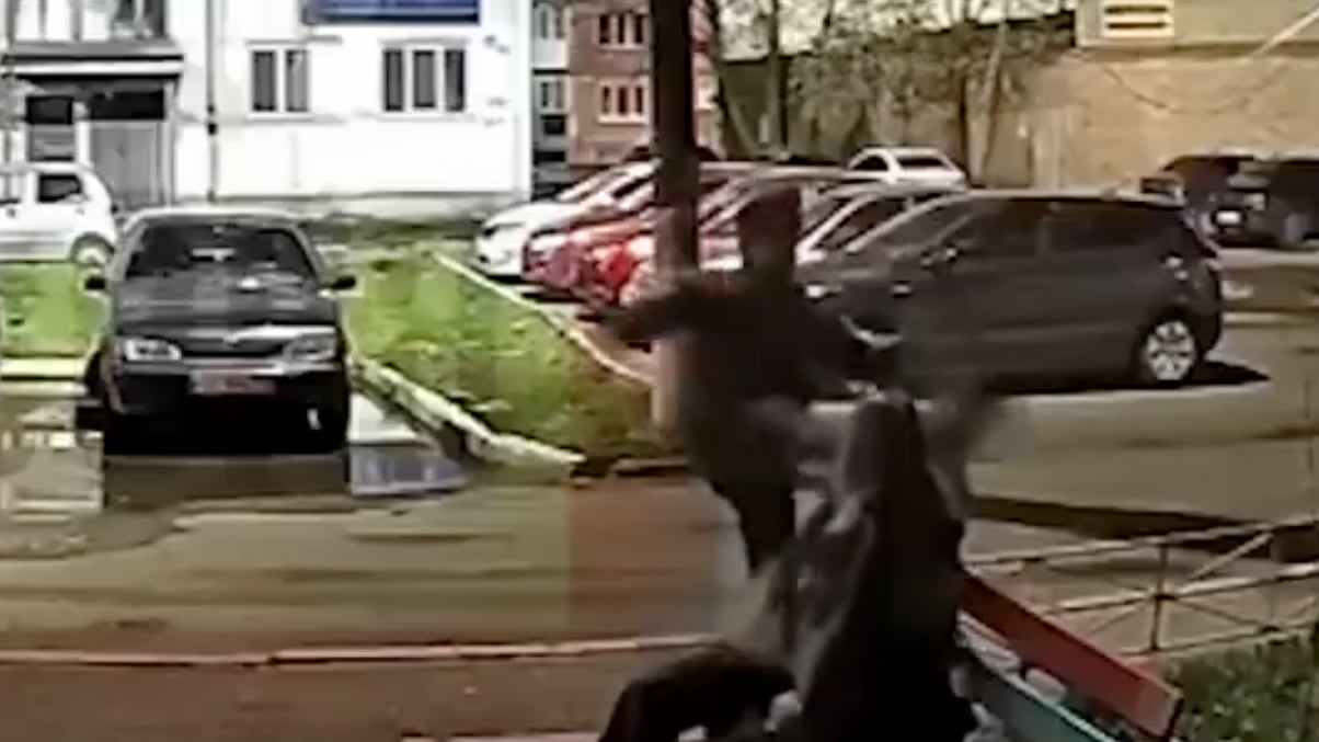 Joven encuentra a su novia con otro y lo ataca brutalmente casi desfigurándole el rostro