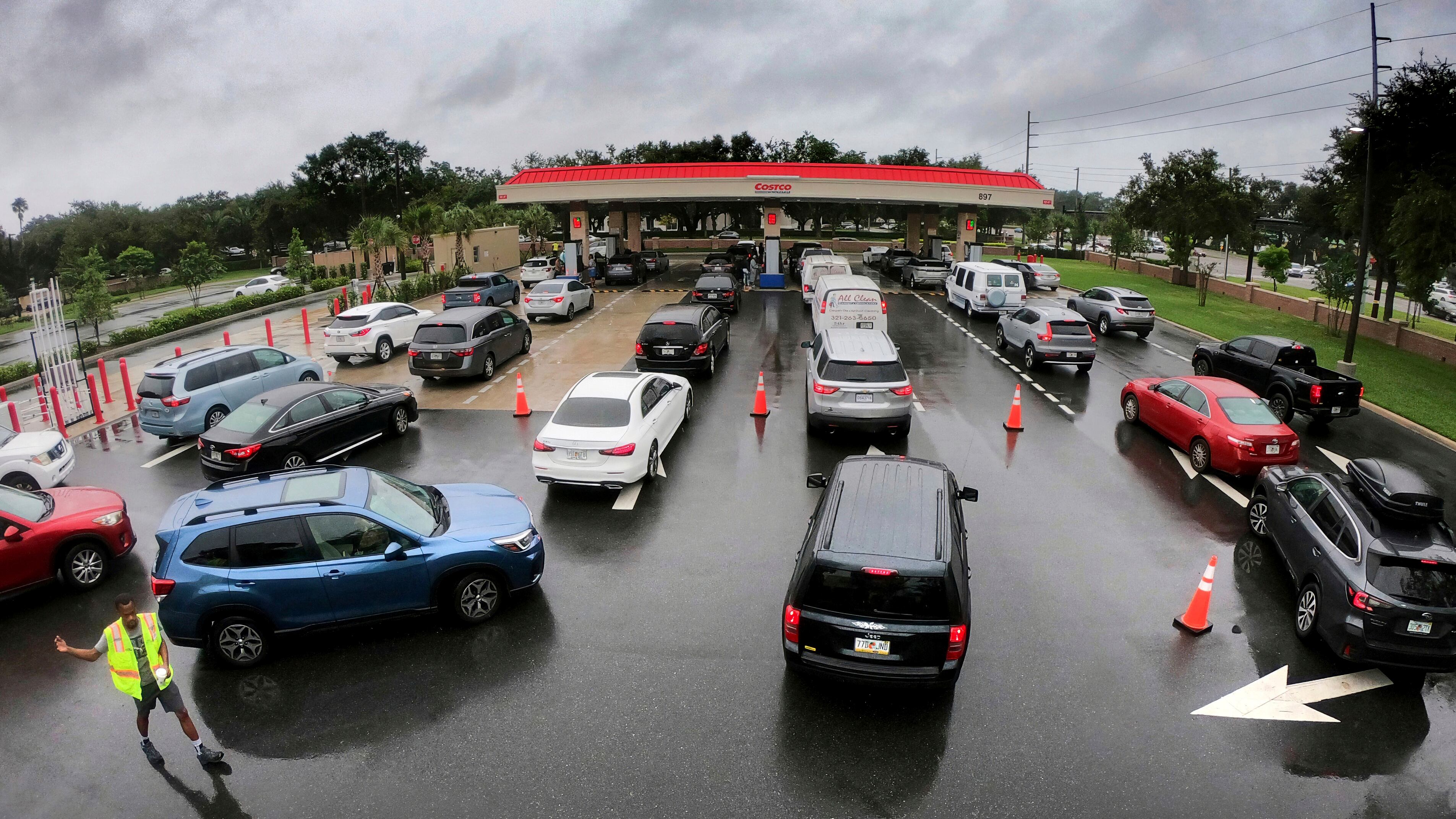 Automóviles hacen fila para entrar a un estacionamiento con el fin de cargar gasolina en una tienda Costco, el lunes 7 de octubre de 2024, en Altamonte Springs, Florida, en preparación para la llegada del huracán Milton. (Joe Burbank/Orlando Sentinel vía AP)