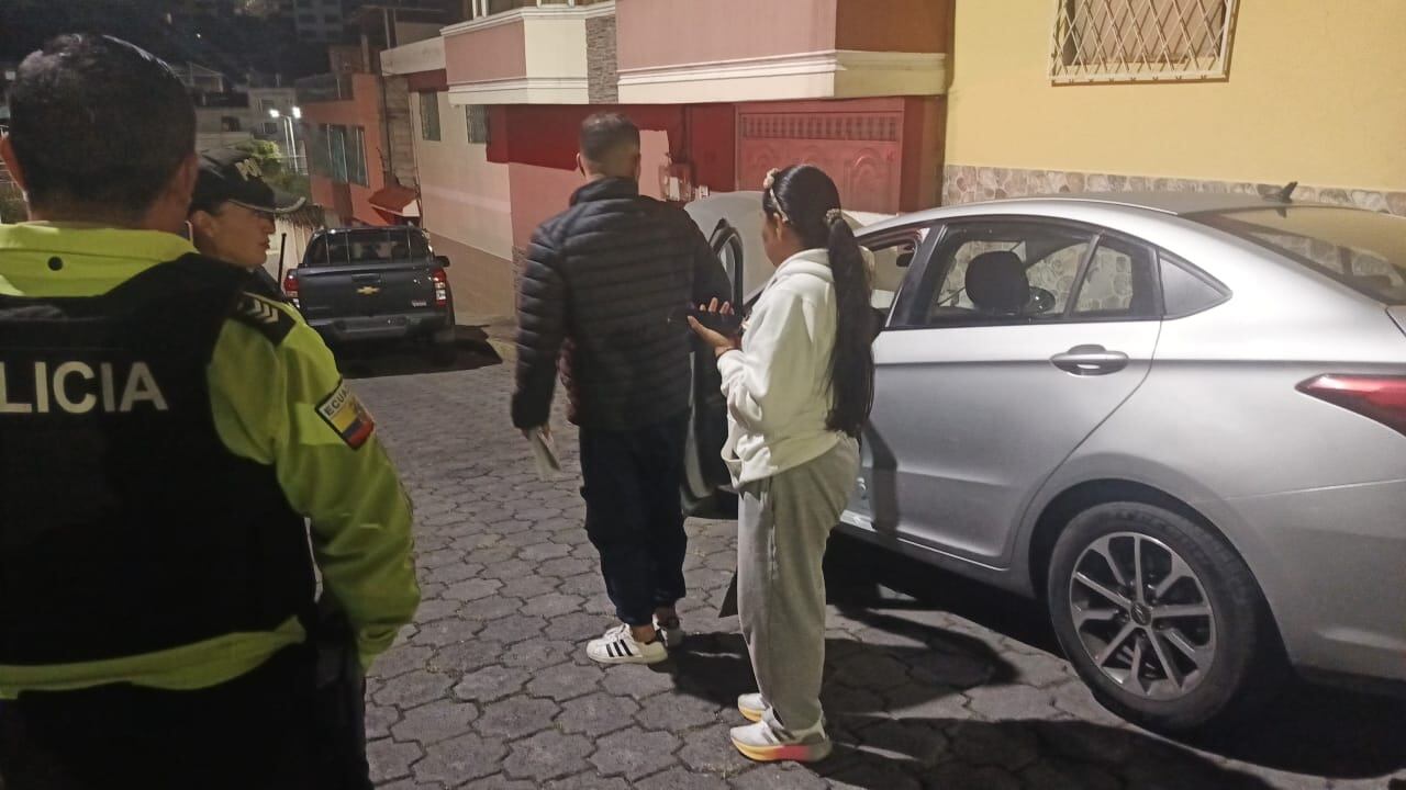 Vehículo relacionado con un presunto robo a personas en Quito fue abandonado en Carcelén