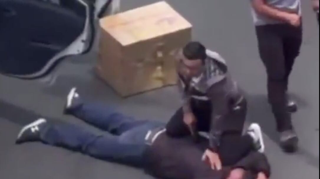 VIDEO: sujetos que iban a bordo de un vehículo blanco son detenidos en Quito