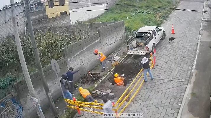 VIDEO: así fue cómo asaltaron a trabajadores de obras públicas en el sur de Quito.