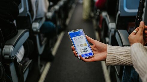 Piloto explica por qué es necesario poner los celulares en modo avión durante un vuelo