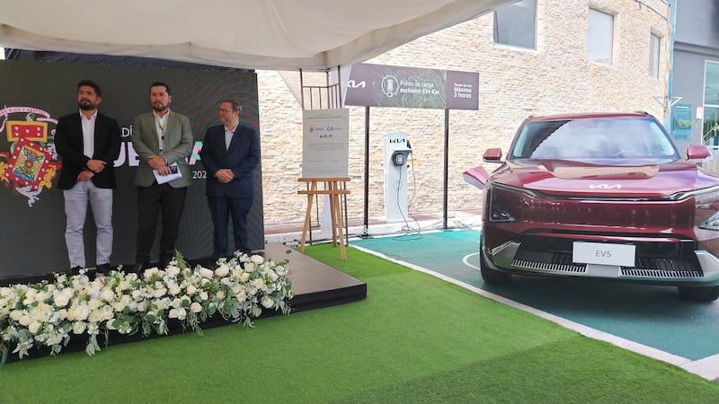 Kia Ecuador inauguró un nuevo punto de carga para vehículos eléctricos en Cuenca