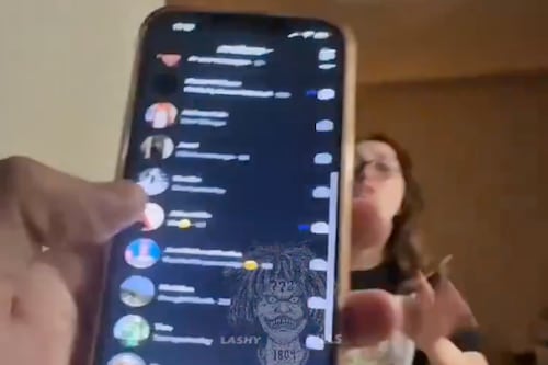 Revisó el celular de su novia y descubrió infidelidad con 22 hombres