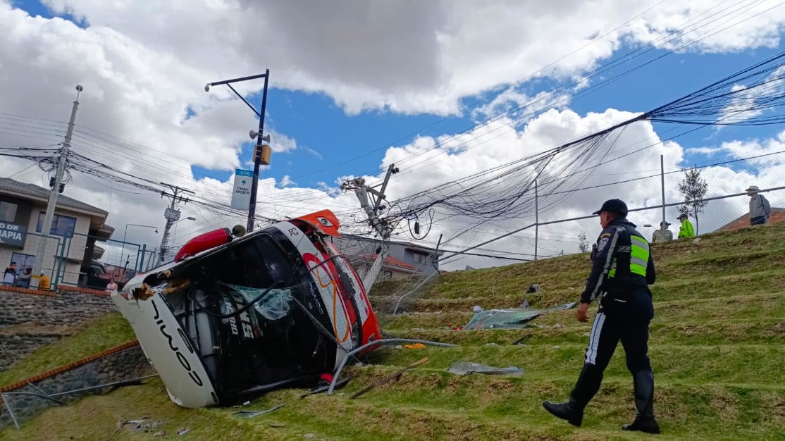 Bus se vuelca en plena cancha deportiva