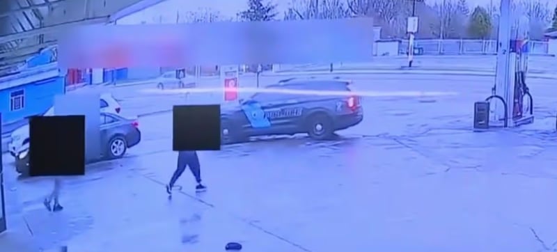 Empleado de gasolinera salva a niña de un secuestro después de que ella hiciera un gesto pidiendo ayuda