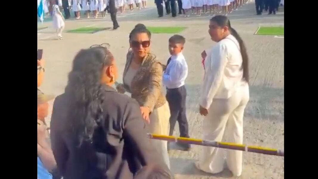 Mujeres discutiendo en pleno Juramento a la Bandera - Fuente: Video de X