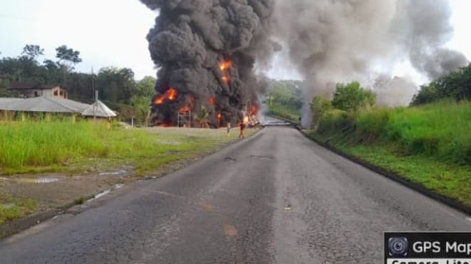 Sucumbíos: Tráiler que transportaba alimentos se chocó contra tubería de oleoducto y provocó enorme incendio