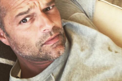 Destapan romance oculto de Ricky Martin con un periodista argentino