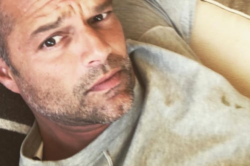 Destapan romance oculto de Ricky Martin con un periodista argentino