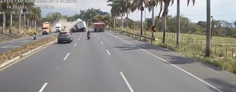 Captan fuerte choque múltiple en Guatemala que dejó cuatro víctimas mortales - Fuente: Video de X