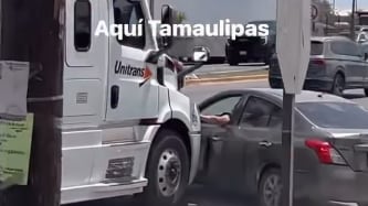 VIDEO: Traíler arrastra un auto por varios metros en plena carretera de México - Fuente: Video de X