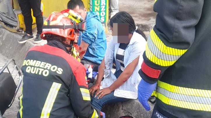 Choque entre un vehículo y una motocicleta deja dos heridos en Pifo, en Quito